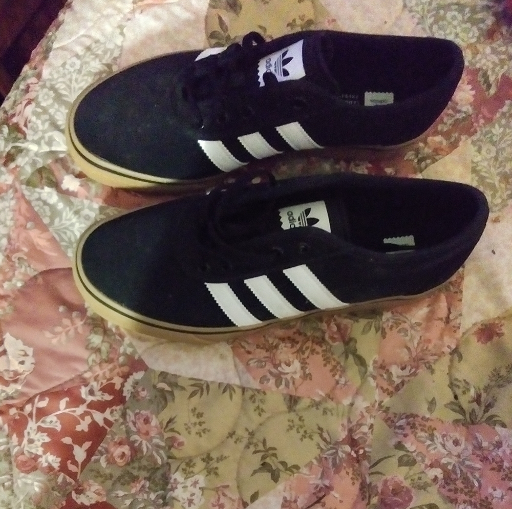 Black unisex Adidas for men or woman
